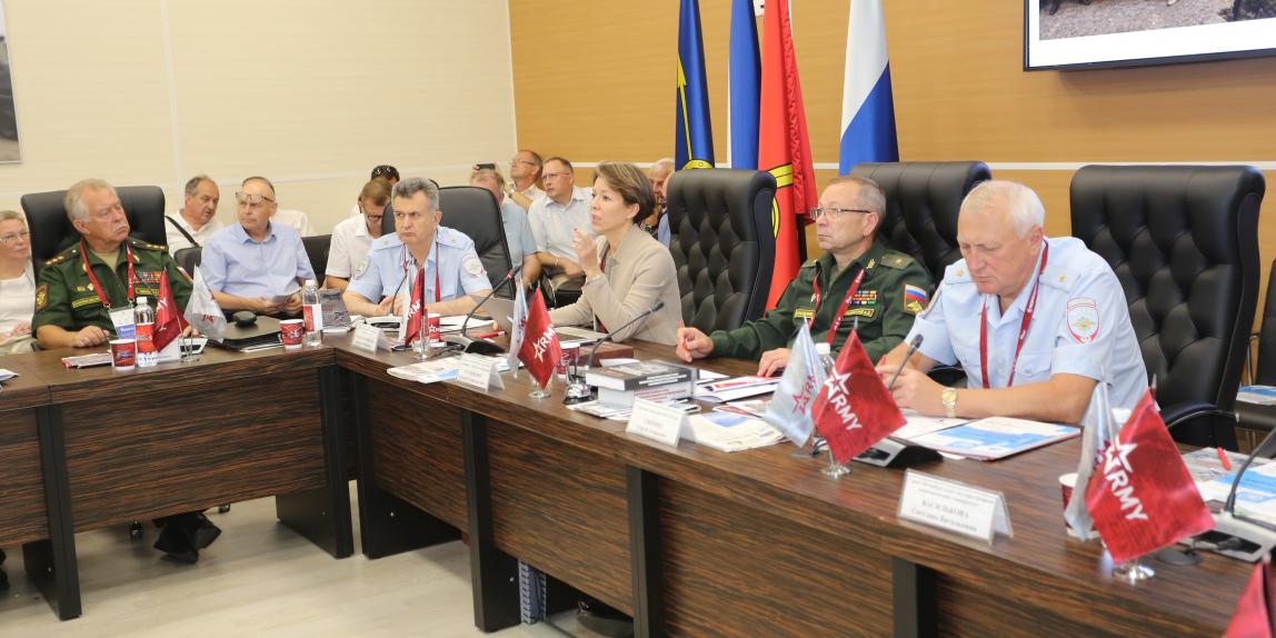 Вероника Крашенинникова выступает на круглом столе Военной академии Генерального штаба ВС РФ в рамках форума «Армия 2022» 19 сентября