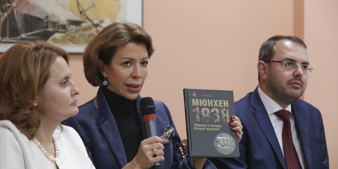 В Музее современной истории на первом в сезоне заседании  дискуссионной площадки «Тверская – XXI» представлена книга «Мюнхен-1938. Падение в бездну Второй мировой» и Фонд памяти Кима Филби
