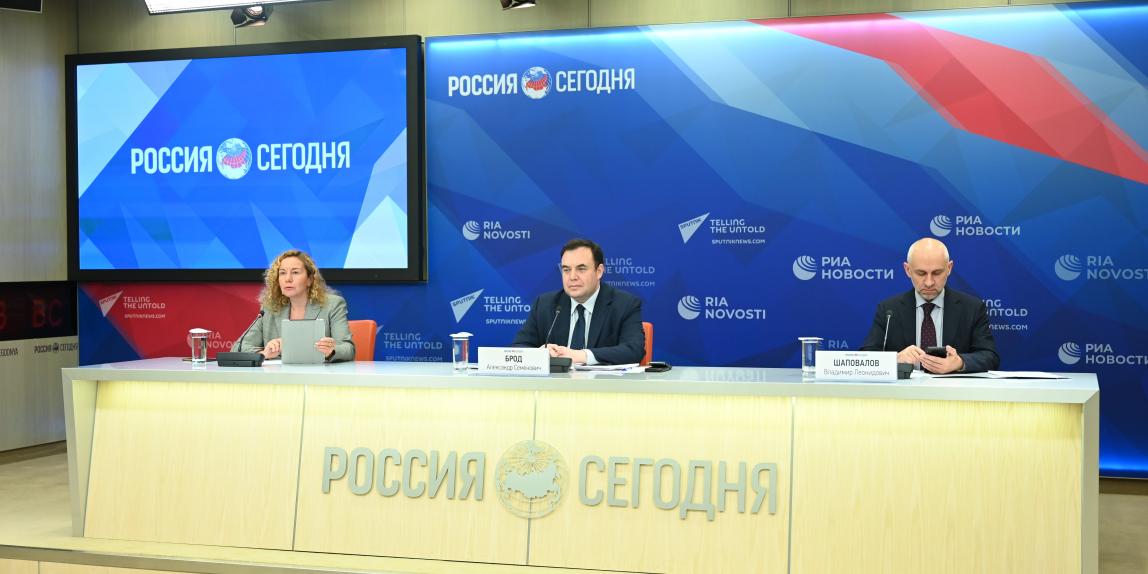 Участники обсуждения Александр Брод и Владимир Шаповалов в зале