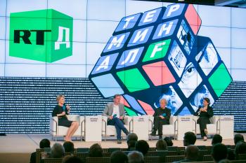 Премьера фильма «Терминал F»: на сцене ведущая телеканала RT Оксана Бойко, авторы фильма Джон Гетц (ARD, Германия) и Пол-Эрик Хельбут (DR, Дания), и Вероника Крашенинникова